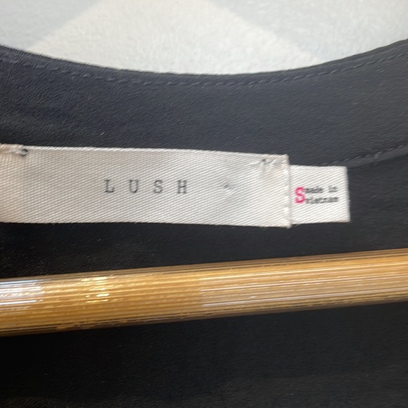 💵 BOGO free - black sleeveless blouse. - Picture 3 of 4